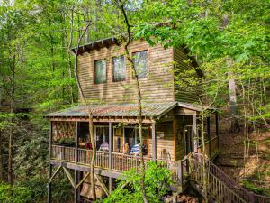 Galeriebild der Unterkunft The TreeHouse - Rocking Chair Deck with Hot Tub below, Walking Distance to Downtown Helen, Sleeps 5 in Helen