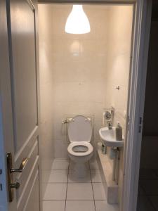 une salle de bain avec toilettes et lavabo dans l'établissement ARCACHON appartement T2 51M2 et parking privatif en sous sol, à Arcachon