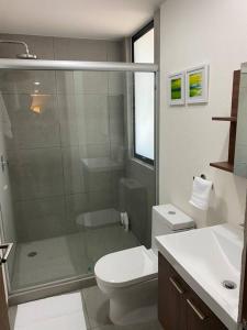 Un baño con ducha, inodoro y lavabo. en GRAN UBICACIÓN, en la zona de SANTA FE, KING BED, en Ciudad de México 23 fotos más