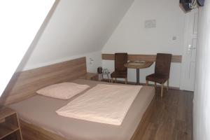 Ένα ή περισσότερα κρεβάτια σε δωμάτιο στο Gasthof & Restaurant "Am Kreuz"