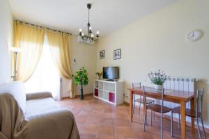 ein Wohnzimmer mit einem Tisch und einem Sofa in der Unterkunft Residenza Principe Di Piemonte in Ronciglione