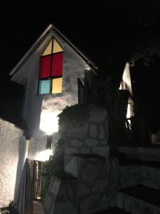 a white house with a red window at night at Villa Caramel in Villalba de la Sierra