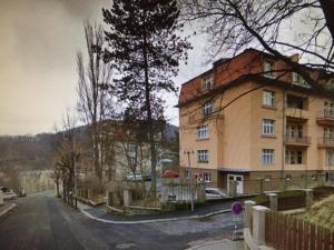un grand bâtiment sur le côté d'une rue dans l'établissement Apartmany Anna Nicole, à Karlovy Vary