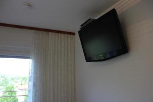 TV at/o entertainment center sa Ferienwohnung K+M+B am Ossiacher See - Tom