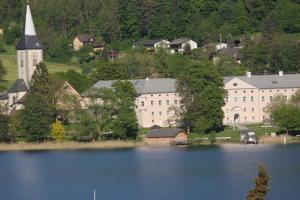 a town with a large lake and a church at Ferienwohnung K+M+B am Ossiacher See - Tom in Bodensdorf