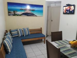 una sala de estar con un sofá y una mesa en Apartamento Taperapuã Praia Vilage, en Porto Seguro