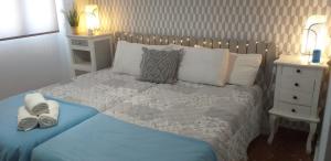 コルドバにあるVictoria House Cordoba Riveraのベッドルーム1室(青いベッド1台、ナイトスタンド2台付)
