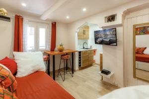 濱海拉塞訥的住宿－Little Pendjari - Duplex - Port - HOST PROVENCE，带沙发的客厅和厨房
