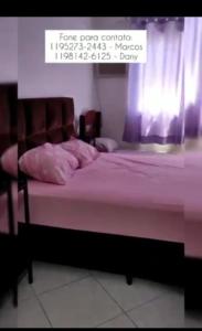 ein Bett in einem Schlafzimmer mit einem Schild darüber in der Unterkunft Ap. Completo Enseada in Guarujá