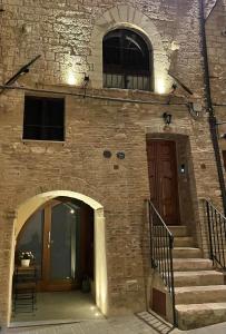 kamienny budynek ze schodami i drzwiami w obiekcie Assisi AD Apartaments - Sorella Luna Boutique Home w Asyżu
