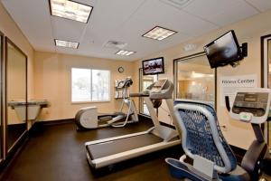Fitness centrum a/nebo fitness zařízení v ubytování Holiday Inn Express Newton by IHG