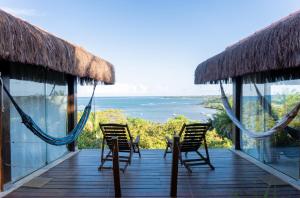 eine Terrasse mit Stühlen und Meerblick in der Unterkunft Alizées Moreré in Ilha de Boipeba