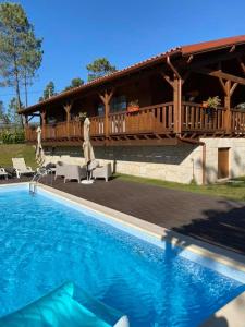 une maison avec une piscine en face d'un bâtiment dans l'établissement Refúgio de Gestaças, à Vieira do Minho