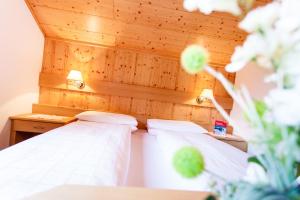 Postel nebo postele na pokoji v ubytování Gasthof Tuscherhof