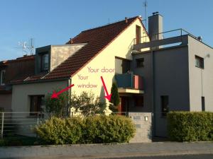 オロモウツにあるApartmán 4U Olomoucの矢印が2本の家