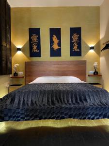 Кровать или кровати в номере SLEEP INN - Japanese Loft with balconyview citycenter