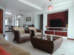 Posezení v ubytování Apartamento Encantador, com piscina no Condomínio