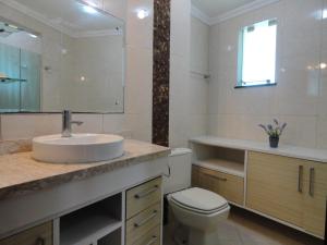 Koupelna v ubytování Apartamento Encantador, com piscina no Condomínio + 11 fotografií
