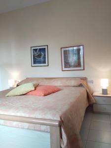 a bedroom with a bed with two lamps on it at Casa Barbara - servizi inclusi - services included in Capoliveri