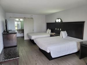 Postel nebo postele na pokoji v ubytování Fairway Inn