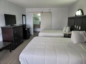 Postel nebo postele na pokoji v ubytování Fairway Inn