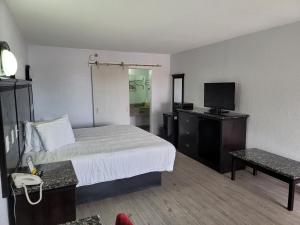 Postel nebo postele na pokoji v ubytování Fairway Inn