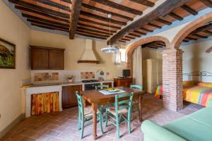 kuchnia i jadalnia ze stołem i krzesłami w obiekcie The Cottage in Casciana Terme w mieście Casciana Terme
