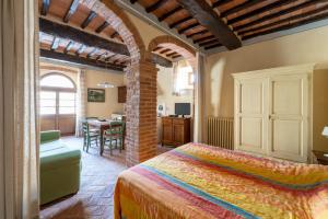 Tempat tidur dalam kamar di The Cottage in Casciana Terme