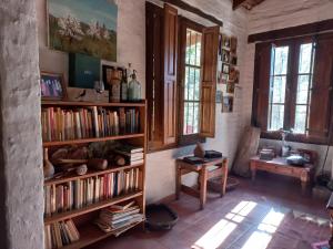 a room with book shelves filled with books at La Chacrita in Chacras de Coria