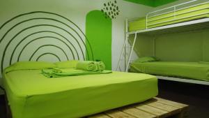 Postel nebo postele na pokoji v ubytování Acuarela Hostal