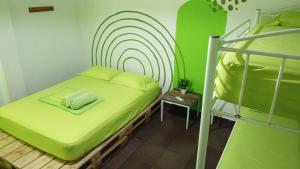 Postel nebo postele na pokoji v ubytování Acuarela Hostal