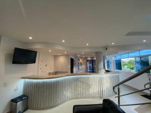 a lobby with a bar with a tv on the wall at Hotel San Sebastian Real in Cartagena de Indias