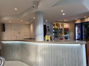 a bar in a restaurant with a counter top at Hotel San Sebastian Real in Cartagena de Indias