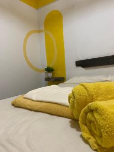 Postel nebo postele na pokoji v ubytování Acuarela Hostal