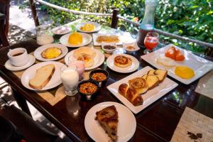 - une table avec des assiettes de petit-déjeuner dans l'établissement Alizées Moreré, à Île de Boipeba