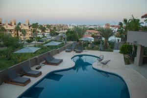 a view of a swimming pool with chairs and umbrellas at Casa Lulú in San José del Cabo