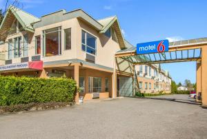 Afbeelding uit fotogalerij van Motel 6 Surrey, Bc in Surrey +21 foto's