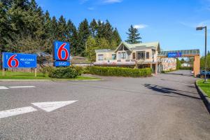 Afbeelding uit fotogalerij van Motel 6 Surrey, Bc in Surrey