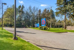 Afbeelding uit fotogalerij van Motel 6 Surrey, Bc in Surrey