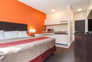 Dapur atau dapur kecil di Motel 6 Surrey, Bc