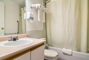 Bilik mandi di Motel 6 Surrey, Bc