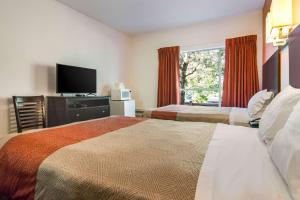 Katil atau katil-katil dalam bilik di Motel 6 Surrey, Bc