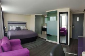 Llit o llits en una habitació de Best Western Plus Metepec & Suites