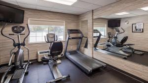 Fitness centrum a/nebo fitness zařízení v ubytování Best Western Concord Inn and Suites