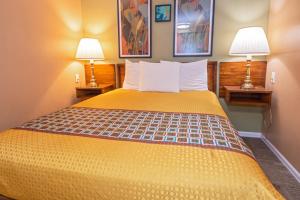 Postel nebo postele na pokoji v ubytování Far West Motel + 7 fotografií