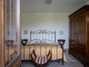 1 dormitorio con 1 cama y armario de madera en Casa Marietta, en San Nico