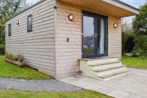 Gallery image of Secluded Log Cabin in beautiful private gardens 