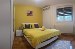 Postel nebo postele na pokoji v ubytování APARTMAN SUNFLOWER