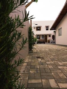 um pátio de pedra em frente a uma casa em Pousada Recanto do Norte em Florianópolis