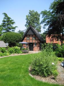 uma casa com um relvado verde em frente em Backspieker BACK em Sögel
